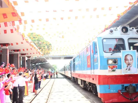 Đà Nẵng rực rỡ cờ hoa đón “Đoàn tàu Thống Nhất”