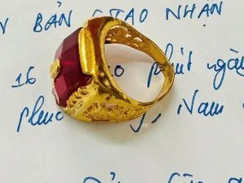 Người đàn ông nhặt được nhẫn vàng gắn đá quý trong túi rác