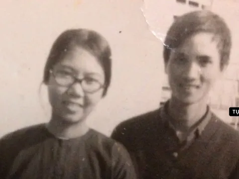 Giữa khói lửa đạn bom tình yêu vẫn nở hoa