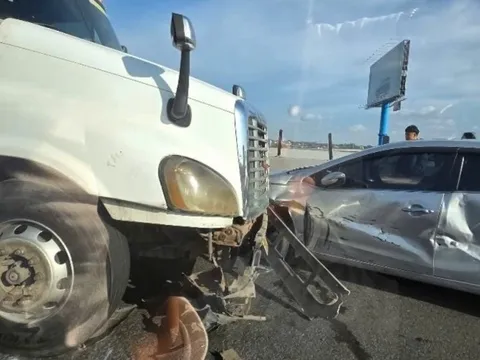 Hiện trường 3 xe ô tô tông liên hoàn trên cao tốc