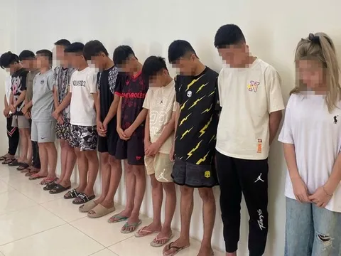 Trêu ghẹo 2 thiếu nữ ở Sầm Sơn, 2 thanh niên bị đánh gục trên đường
