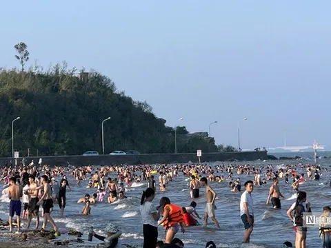 Du khách ùn ùn đổ về Đồ Sơn, ùn tắc hơn 10km