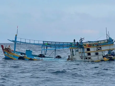 Kịp thời cứu nạn 10 ngư dân gặp nạn ngoài khơi Côn Đảo
