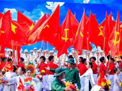 Chùm ảnh: Quần chúng, nhân dân tham gia diễu hành kỷ niệm 50 năm thống nhất đất nước