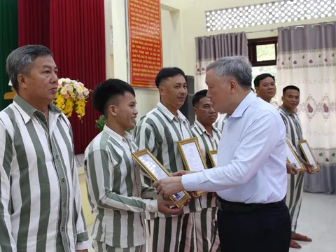 Phó Thủ tướng Thường trực Nguyễn Hòa Bình dự Lễ công bố quyết định đặc xá tại Trại giam A2