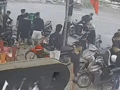 2 nhóm thanh thiếu niên dùng vỏ chai bia và hung khí rượt đuổi nhau trên đường