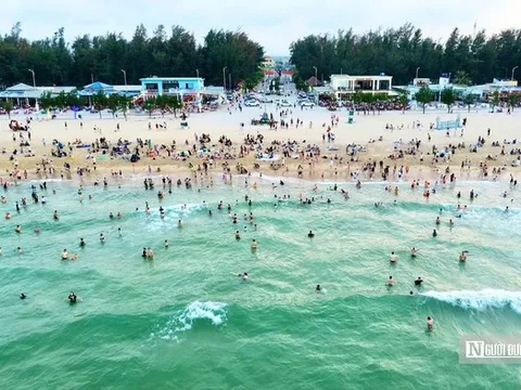 Bãi biển “hồi sinh” sau khi bị mưa bão tàn phá, hút hàng nghìn du khách trong dịp nghỉ lễ