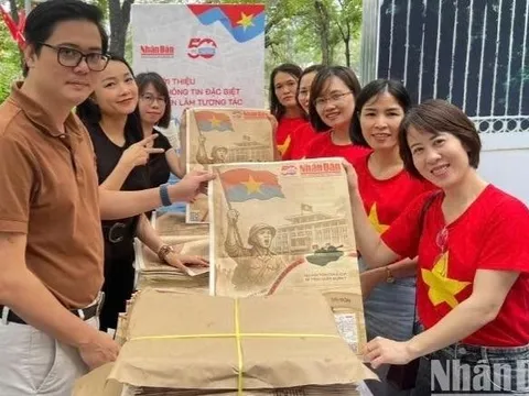 Người dân về Thủ đô nhận phụ san kỷ niệm ngày thống nhất