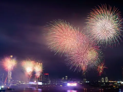 Bầu trời TPHCM rực rỡ pháo hoa mừng 50 năm đất nước thống nhất