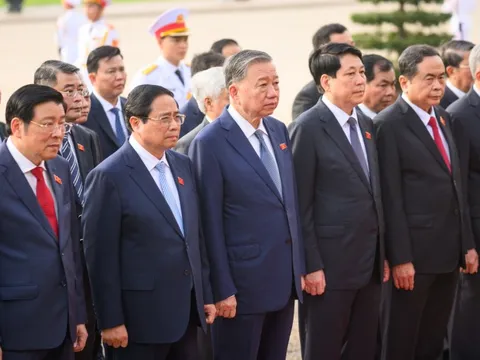 Lãnh đạo Đảng, Nhà nước cùng các ĐBQH vào Lăng viếng Chủ tịch Hồ Chí Minh
