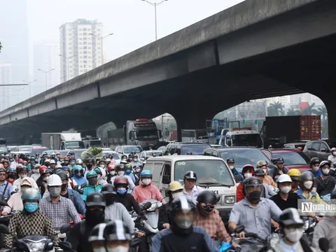 Đường phố Hà Nội ùn tắc kéo dài trong sáng ngày đầu đi làm sau lễ