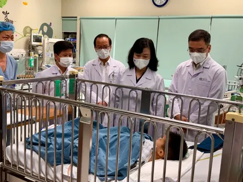 Bộ trưởng Bộ Y tế thăm bệnh nhi bị bác sĩ từ chối cấp cứu vì chưa đóng viện phí