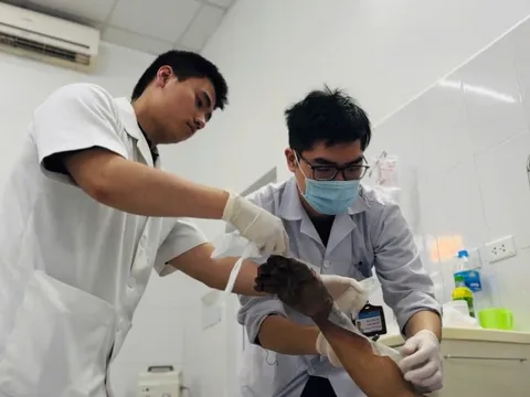 Hồi sinh bàn tay bị hoại tử do điện giật