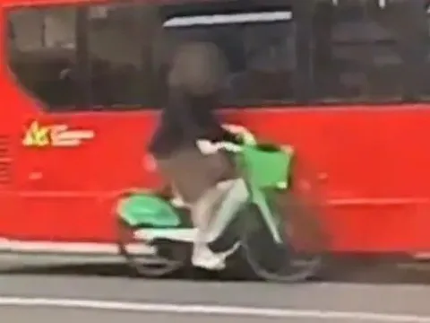 Kinh hoàng người đi xe đạp đâm vào xe buýt, bị hất văng khỏi tay lái