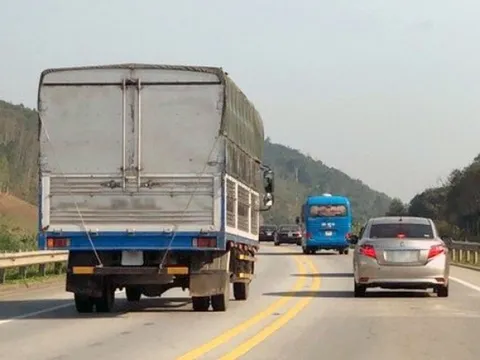 Theo quy định mới nhất, vượt xe không đúng quy định bị phạt bao nhiêu tiền?