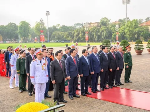 Lãnh đạo Đảng, Nhà nước và các đại biểu Quốc hội vào Lăng viếng Chủ tịch Hồ Chí Minh