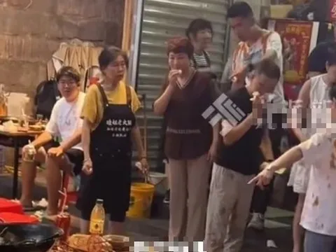 Mèo hoang rơi vào nồi lẩu đang sôi, chủ quán có cách xử lý bất ngờ