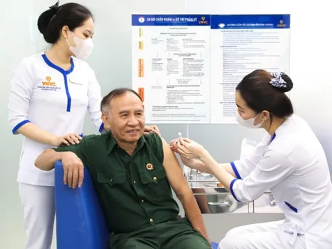 Những mũi vắc xin ấm tình đồng đội