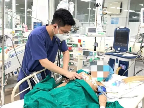 Bé gái 7 tuổi nguy kịch vì uốn ván sau khi bị thanh gỗ đâm vào chân