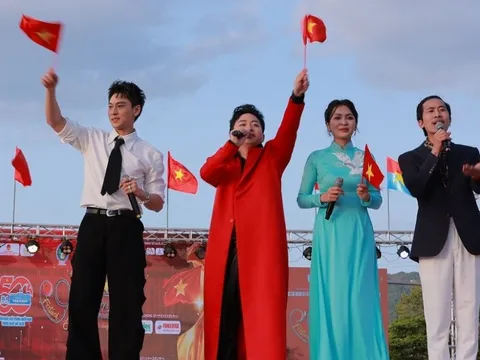 Tùng Dương khiến hàng ngàn khán giả xúc động làm điều này khi hát Quốc ca tại Nhật Bản