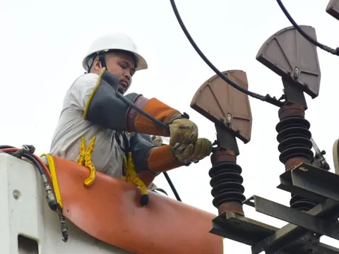 EVNHANOI với công nghệ sửa chữa điện nóng, nâng cao độ tin cậy cung cấp điện