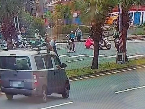 Tiền mặt rơi rải rác trên đường, người dân lao ra nhặt và cái kết bất ngờ