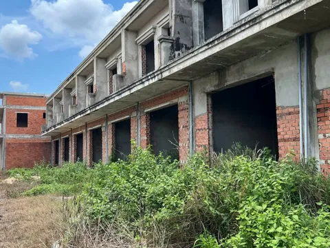 Tây Ninh: Hàng chục căn nhà bỏ hoang do không thể giao dịch