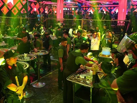 Bắt tạm giam 22 người liên quan đến bar Paris Night