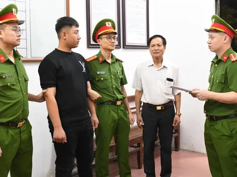 Bắt khẩn cấp 2 người tổ chức khai thác khoáng sản trái phép
