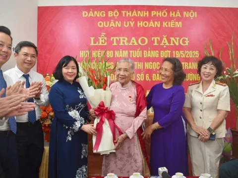 Bí thư Thành ủy Hà Nội Bùi Thị Minh Hoài trao tặng Huy hiệu 80 năm tuổi Đảng