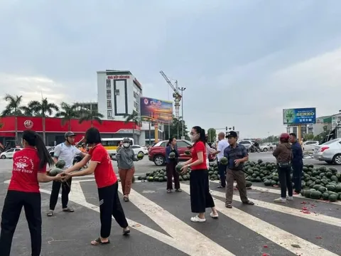 Người dân xứ Nghệ giải cứu hàng tấn dưa hấu cho tài xế xe tải sau tai nạn