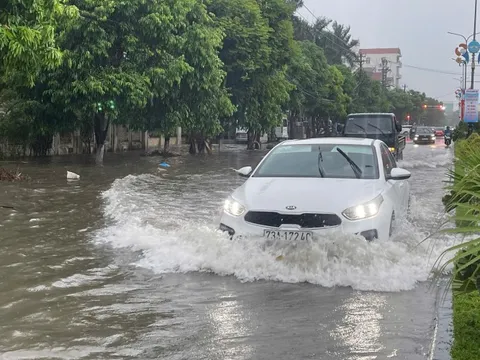 Mưa lớn, nhiều tuyến đường ở Tp.Đồng Hới lại ngập trong nước