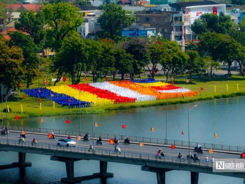 Đại kỳ xuất hiện bên dòng sông Hương thơ mộng thu hút người dân cùng du khách