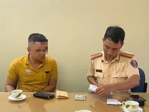 Xử phạt tài xế xe buýt cố tình mở cửa va vào xe máy chở trẻ nhỏ