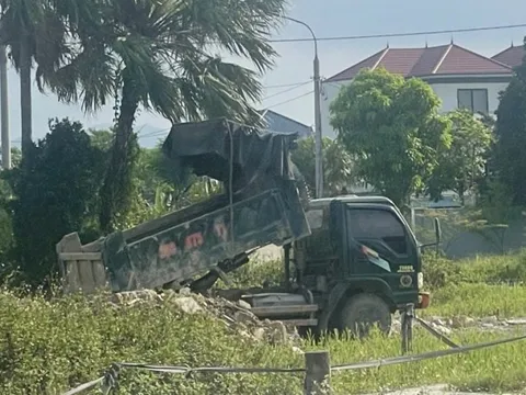 Hà Tĩnh: Cảnh báo tình trạng đổ trộm rác thải xây dựng vào khu dân cư