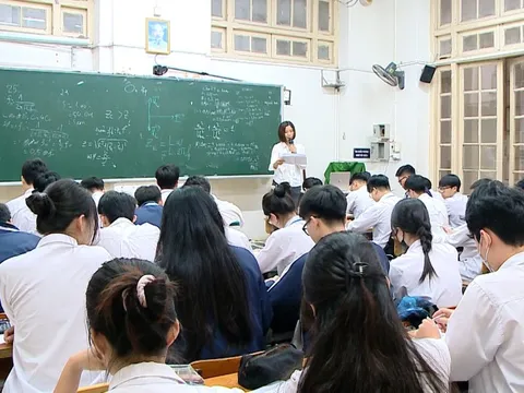 Thầy trò căng mình chuẩn bị cho kỳ thi tốt nghiệp THPT 2025