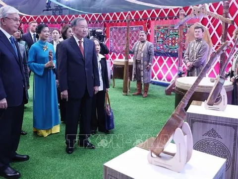 Tổng Bí thư Tô Lâm cùng Phu nhân tham quan Làng Văn hóa Dân tộc tại Kazakhstan