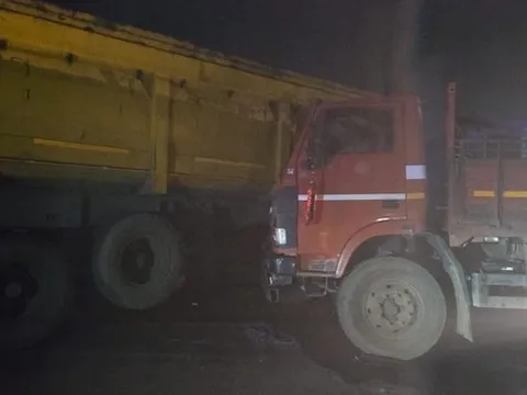 Xe tải đâm vào xe kéo trong đêm khiến 13 người thiệt mạng