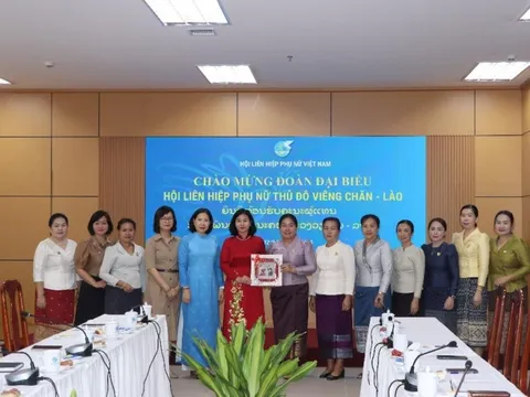 Hội LHPN Thủ đô Viêng Chăn (CHDCND Lào) đến thăm và làm việc tại Hà Nội