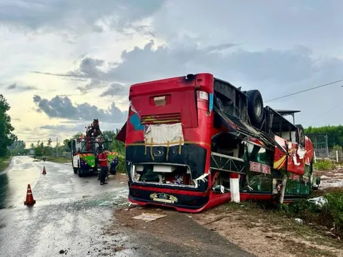 Xe khách chở 24 người lật ngửa trên Quốc lộ 55