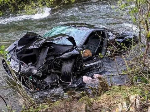 Xe sang Ferrari lao xuống sông, phát hiện thi thể đôi nam nữ bên trong
