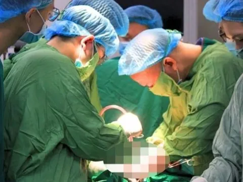 Thai phụ 42 tuổi mắc ung thư sinh con an toàn