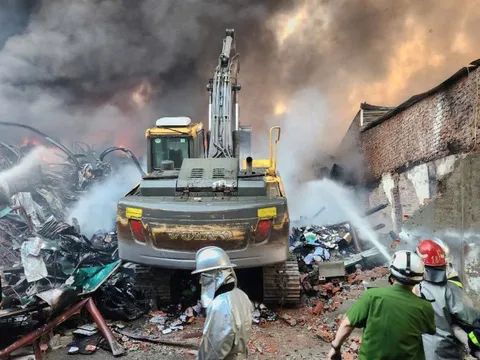 Kịp thời khống chế đám cháy nhà xưởng tại quận Nam Từ Liêm, Hà Nội