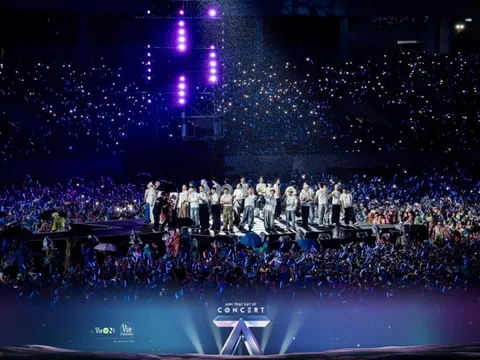 Hàng chục nghìn khán giả cùng hát, cùng khóc với “Anh Trai Say Hi” dưới cơn mưa Hà Nội