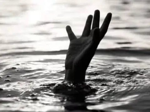Rủ nhau đi bơi, 5 bé trai chết đuối dưới ao