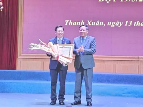 Phó Bí thư Thường trực Thành ủy Hà Nội trao Huy hiệu 45 năm tuổi Đảng cho nguyên Chủ tịch UBND TP Hà Nội