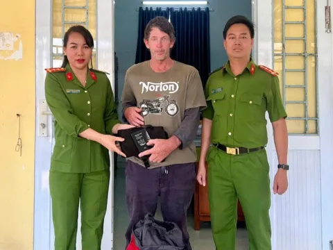 Quảng Ngãi: Công an phường nhanh chóng tìm, trả lại tài sản cho người nước ngoài đánh rơi