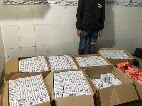 Phát hiện hơn 2 tạ tờ rơi quảng cáo cho vay tiền trả góp