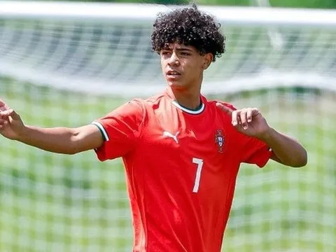 Con trai Ronaldo ra mắt đội Bồ Đào Nha, "gây sốt" châu Âu