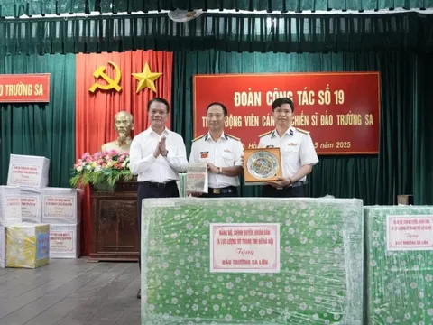 Vượt trùng khơi, mang tình cảm của Hà Nội tới Trường Sa